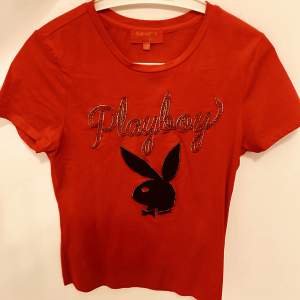Äkta Playboy tröja. Material: cotton 👍🏻 Den svarta kaninen har en ”fluffig textur” men syns ej på bild Använd fåtal gånger  Storlek S