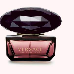 Versace - crystal noir 50 ml.  Oöppnad. 💎🖤  Nypris: 780 kr Mitt pris: 550 kr. Köparen står för frakt och ev om slarv förekommer av posten.  Kan även upphämtas. (Första bilden lånad av Kicks).
