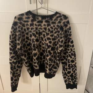 En brun vart stickad tröja i leopard mönster. Säljer då den inte kommer till användning! 