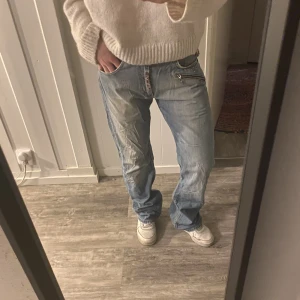 Dsquared2 jeans - Äkta blåa Dsquared2 jeans med nitar💘 Skitsnygga men tyvärr för stora i midjan för mig! Midjemåttet ser ni på tredje bilden och innerbenslängden är 87 cm! Skriv vid minsta fundering eller fler bilder ☺️ pris är diskuterbart!