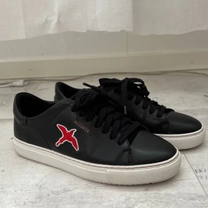 Arigato skor - Axel Arigato strl 39, lite slitna men box medföljer 💕