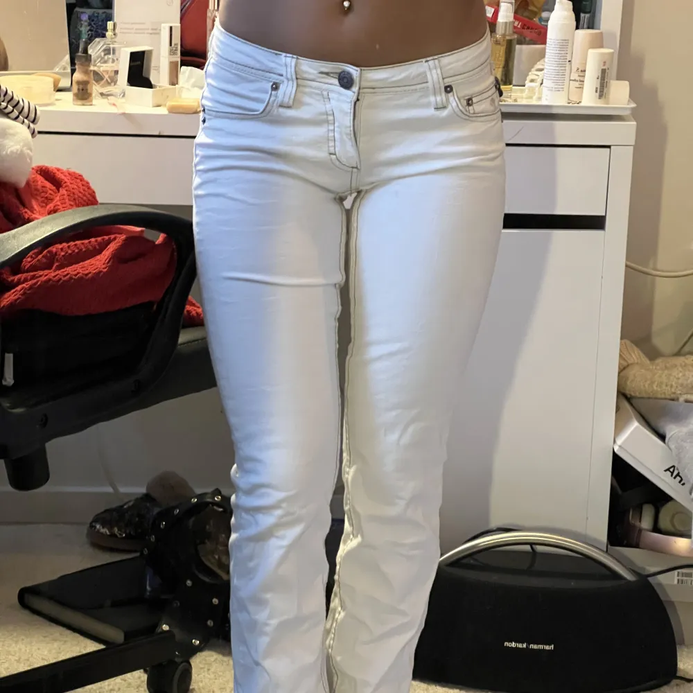 Straightleg Lågmidjade vita jeans med broderier på bakfick. Jeans & Byxor.