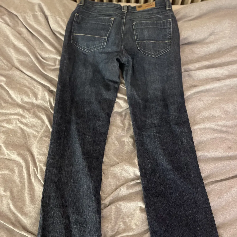 Ett par raka jeans som är mid-waist. Säljs då dom inte används💗Längden på dom är 158 och storleken xs-s💗. Jeans & Byxor.