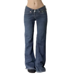 Lågmidjade Jeans - Använd ej köp direkt funktionen💓 Supersnygga lågmidjade Levi’s jeans. Strl w28 L32. Måtten: Midja runt 77cm, Innerbenslängden 78 cm. Köpare står för frakt.