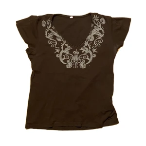 Y2k grunge t - shirt - Jätte söt brun y2k t shirt! (U ringad)  Storlek S :) Inga skador