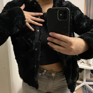 Svart pälsjacka - Säljer denna söta jacka, den har blivit liten och kommer inte till användning. Köparen står för frakt.