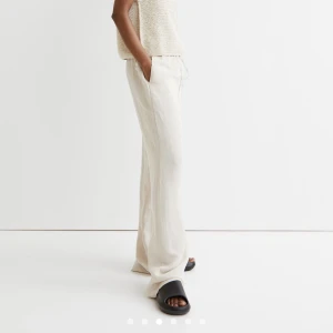 Linnebyxor - Säljer dessa från hm! Fint skick men de är använda. De är helt slutsålda :) storlek s.