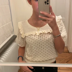 Blus  - Säljer denna fina tröja från other stores. Nästan aldrig använd