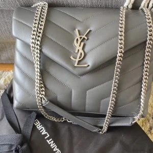Saint Laurent lou lou bag - Kollar intresse på min YLS lou lou bag small. Köptes sommaren 2021 från my Theresa . Denna gråa färg med silver finns inte kvar att köpa. Fint skick, har vart väldigt föröskigt med den. Skriv vid SERIÖST intresse för fler bilder!!❤️ nypris ca 28 000