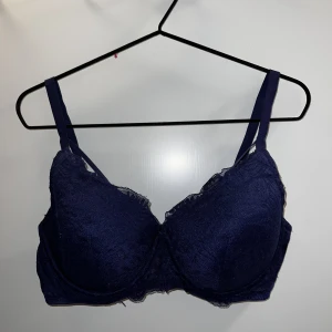 Mörkblå bh - Säljer en mörkblå bh, lite push up.