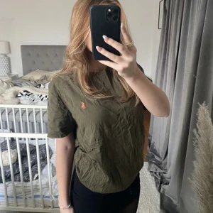 Ralph lauren tshirt - Jätte snyg militär grön t shirt från ralp lauren. Perfekt overzied om man brukar ha xs-s i tröjor. Man kan inte tro det är xl då den inte är så jätte stor, som ni ser på bilden.