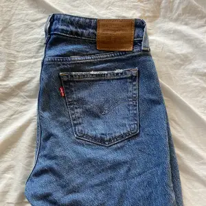 Detta är ett par Levi’s jeans i storlek W28 L33, passar bra på mig som vanligtvis har storlek s/m.  Köpta i somras i Belgien för 1100kr och är fortfarande i mycket bra skick.  Har ni frågor eller vill se fler bilder är det bara att kontakta mig✨