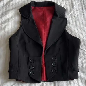 kostymväst - storlek S. det går att stänga den. möts i stockholm eller fraktar. 🖤