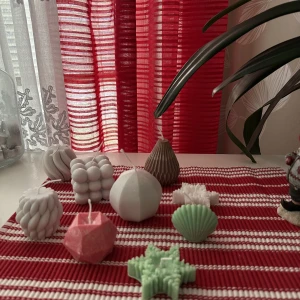 HEMAGJORDA LJUS - HEMGJORDA LJUS  Jag säljer hemgjorda ljus i många olika storlekar,färger, former och även dofter.  en perfekt sista minuten julklapp🎁  Stora ljus: 50kr Mellan ljus : 35kr Mini ljus: 20kr  Finns fler olika färger än på bilderna🙂 Är någon intresserad utav e