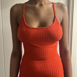 Röd body - Röd body med öppen rygg  Strl: M Pris: 40kr+frakt 