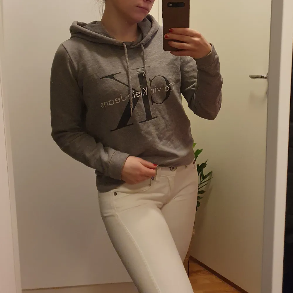 Snygg och skön hoodie från Calvin Klein i bra skick 🤍  Finns inget att anmärka på, bekväm och sitter bra! . Hoodies.