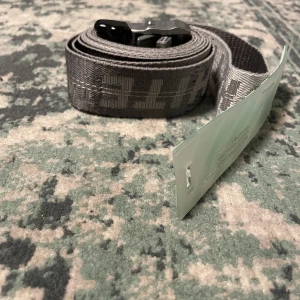Off white bälte - Off white bälte runt 2 meter långt! Köpte i Dubai i själva off white affären! Har tags kan även hitta själv påsen och kvitto om jag letar noga om det är ett behov! 