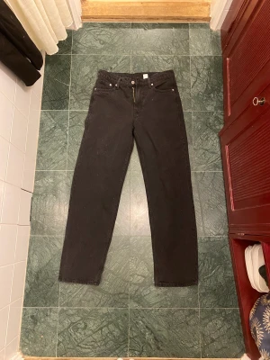Jeans från H&M - Oanvända, nya svarta jeans från H&M.  Low waist, straight fit, storlek 34. 3st för 500kr! 