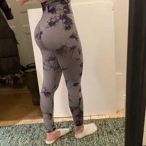 Träningsleggings med scrunch  - Oanvända, sköna träningsleggings med scrunch för smickrande bakdel!  Storlek XS, passar även S.   3st för 500kr! 