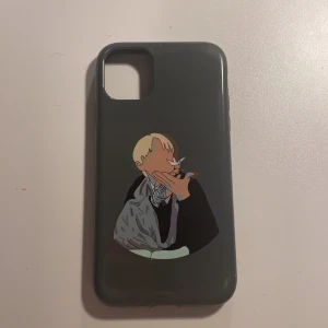 Draco mobilskal - Säljer nu detta draco mobilskal till iPhone 11. Personen på skalet är en person från serien Harry Potter. Den är i väldigt bra skick❤️