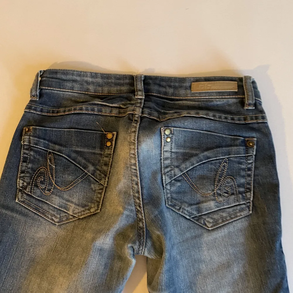 Ett par low waisted jeans som aldrig använts.. Jeans & Byxor.