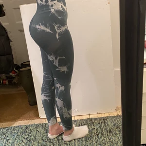 Träningsleggings med scrunch - Oanvända, sköna träningsleggings med scrunch för smickrande bakdel!  Storlek XS, passar även S.   3st för 500kr! 