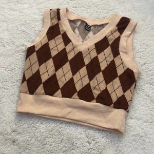 croptop - fin croptop från shein, använd ca 5 gånger. jättefint skick