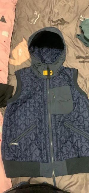 Parajamper väst - Den är helt nu och o använd  Den passade inte mig därför vill jag sälja den  Ny pris 2399kr  OBS! Pris kan diskuteras via snabb affär 