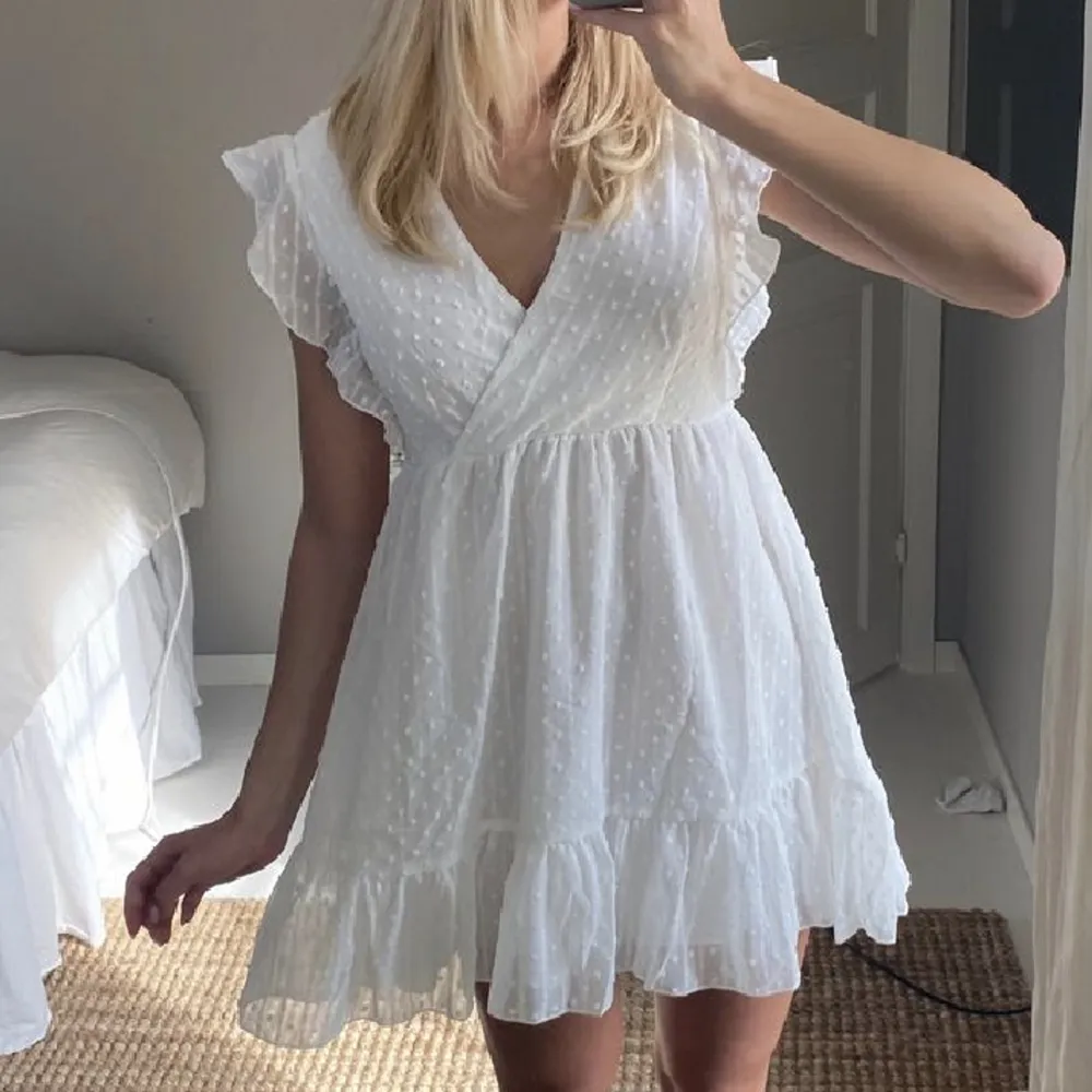 Säljer den här vita klänning som är perfekt till studenten. Aldrig använd, endast testad. Storlek S. (Bild 2&3 är lånade). Klänningar.