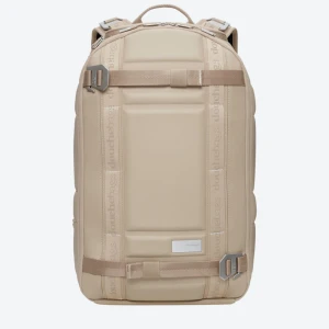 Douchebag Ryggsäck - Säljer en nästan oanvänd Douchebag 2 L ryggsäck i färgen desert khaki. Nypris 1900kr. 