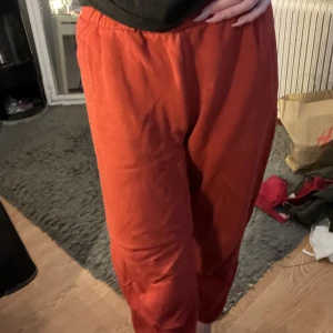 Mjukisbyxor  - Röda mjukisbyxor från Gina 