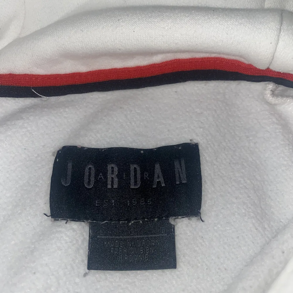 Vit oversized Jordan hoddie, den är jätte skön och fin men kommer tyvärr inte till andvändning längre🤍skriv för mer information 😊. Tröjor & Koftor.