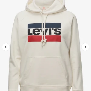 Levis hoodie  - Säljer min Levis hoodie, den är knappt använd så i väldigt fint skick! Storlek xs💗