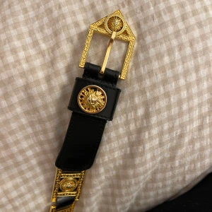 Vintage Versace bälte  - Intressekoll för en original vintage Versace bälte i perfekt skick, aldrig använd. Fler bilder finns! ✨Frakt 60kr