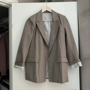 Kavaj - Beige kavaj med randig insida oversized från Shein strl. S. Använd vid 1 tillfälle. 90 kr  Samfraktar gärna! Kolla in mina andra annonser om det finns något av intresse!