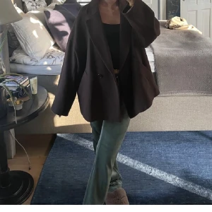 Brun kort kappa - Intressekoll på min bruna korta oversize kappa. Använd fååtal gånger så i nyskick! Storlek S 