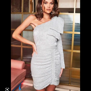 Silver paljetter nyårs klänning  - Finaste Lavish Alice One sleeve bow shoulder  silvrig paljett klänningen! Perfekt till nyår Nypris 1600kr✨Frakt 60kr 