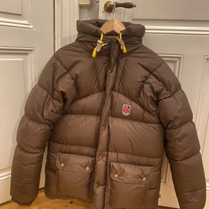 Fjällräven jacka - Asså så fin brun fjällräven jacka! Passar typ till alla klädesplagg och perfekt temperatur för vintern! I storlek Xxs eller xs men passar även större storlekar, möts helst upp i Stockholm.  Kan också tänka mig att byta mot en i en annan färg❤️