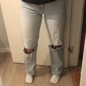 Jeans - Supersnygga ljusblå jeans med hål på knäna. Bra skick. 