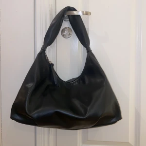 Axelremsväska från HM - Säljer denna snygga väska från HM