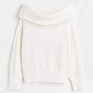 En stickad off shoulder tröja som är i en vit färg. En stor och fluffig och mysig tröja som sitter bra på🫵