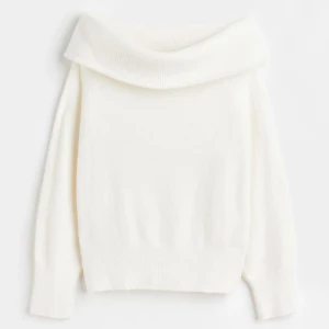 Off shoulder tröja  - En stickad off shoulder tröja som är i en vit färg. En stor och fluffig och mysig tröja som sitter bra på🫵