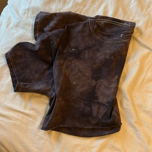 Batik t-shirt  - Avklippt brun batik t-shirt.  Köpt på humana, lappen är avklippt så vet inte exakt stl men skulle säga S.