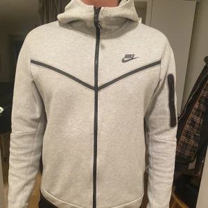Nike tech fleece hoodie - Som ny enda defekten är vid dragkedjan där plasten lossat.