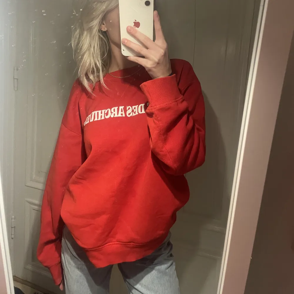 Säljer en röd sweatshirt med ett vitt tryck på framsidan, köpt ifrån Hm för 199kr och säljer för 90kr då den är använd 1-3 gånger. I storlek S. Hoodies.