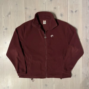 Eva skateboards fleece - En sjukt varm och snygg Eva fleece från en av deras tidigare kollektioner. Tröjan har en broderad logga på bröstet och ett eva emblem på dragkedjan. Storlek M sitter som en M