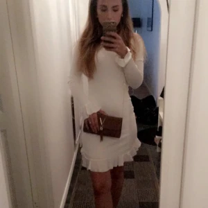 Vit klänning från Gina Tricot - Använd endast 1 gång.