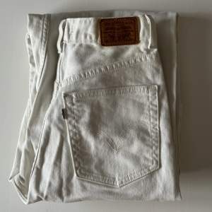 Jättefina vita levi’s jeans med bra skick. Köpare står för frakt. Storlek 26 i tum, 36 i cm.
