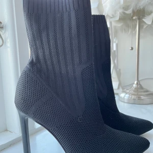 Oanvända steve madden sock heels - Helt oanvända. För stora. Storlek 39. Sock heels. 