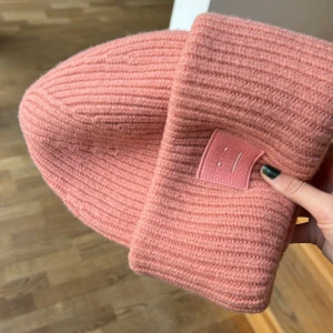 Acne mössa dam - Acne mössa dam, väldigt sparsamt använd! Nypris 1500:- 